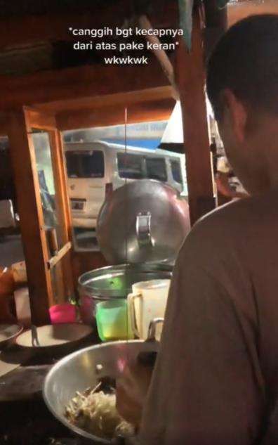 Penjual mie goreng tuang kecap pakai keran.