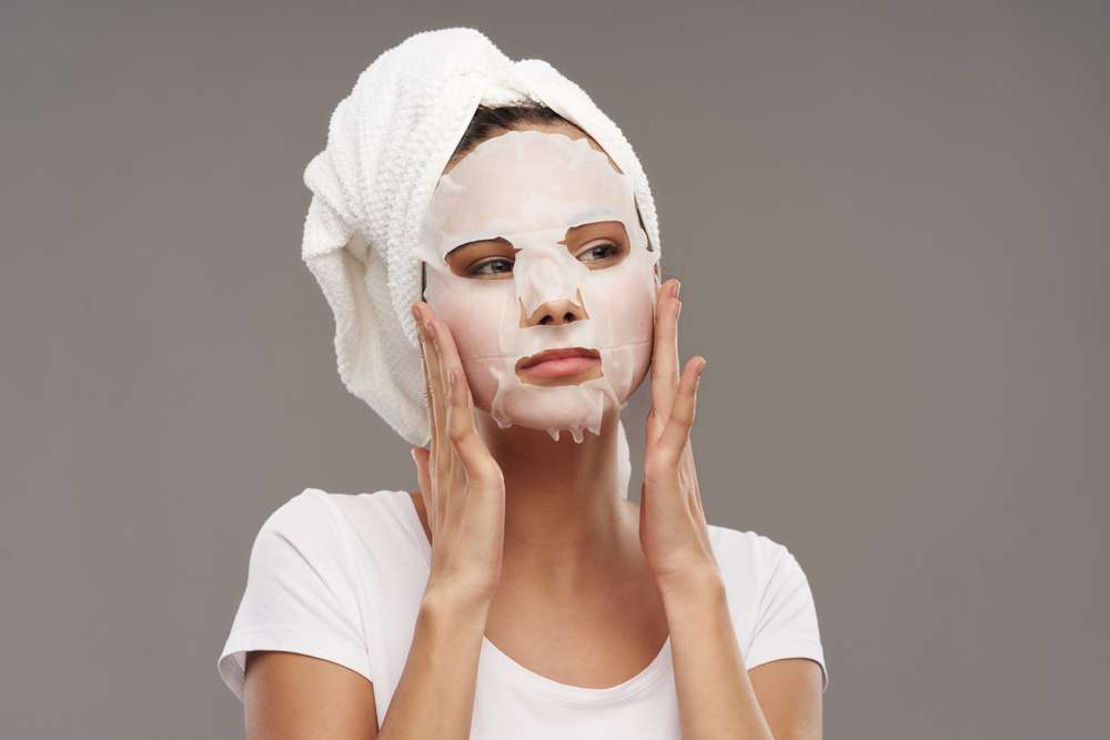 Rutin Pakai Sheet Mask Kok Malah Bikin Wajah Jadi Jerawatan? Mungkin Ini Alasannya