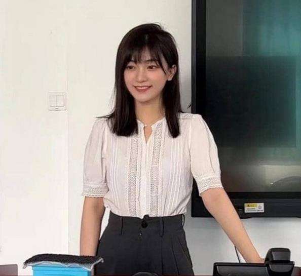Dosen terlalu cantik malah banjir cibiran.