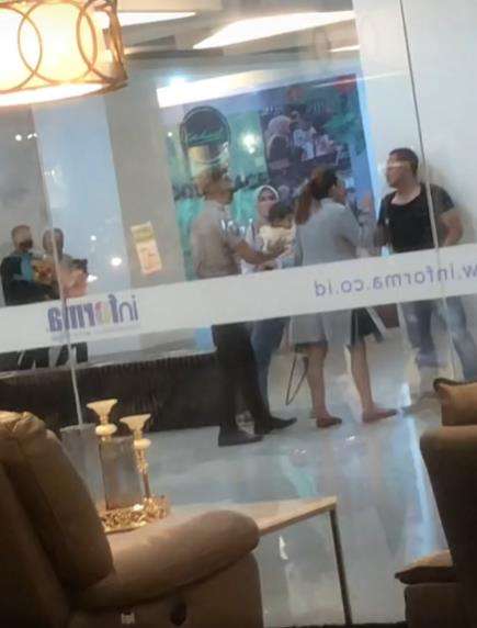 Pelakor mengamuk di depan istri sah dan anaknya.