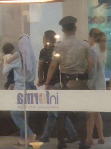 Pelakor mengamuk di depan istri sah dan anaknya.