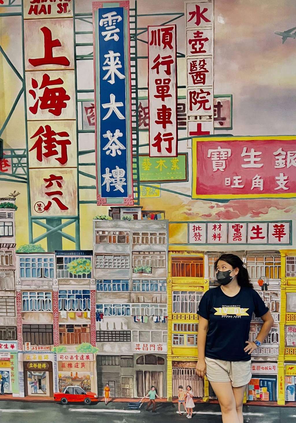 Euxyn di depan mural instagrammable di Shanghai 618.