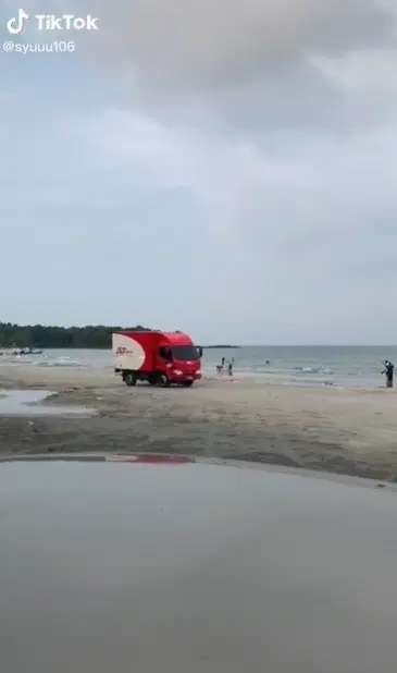Viral Mobil Box Masuk ke Bibir Pantai