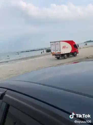 Viral Mobil Box Masuk ke Bibir Pantai