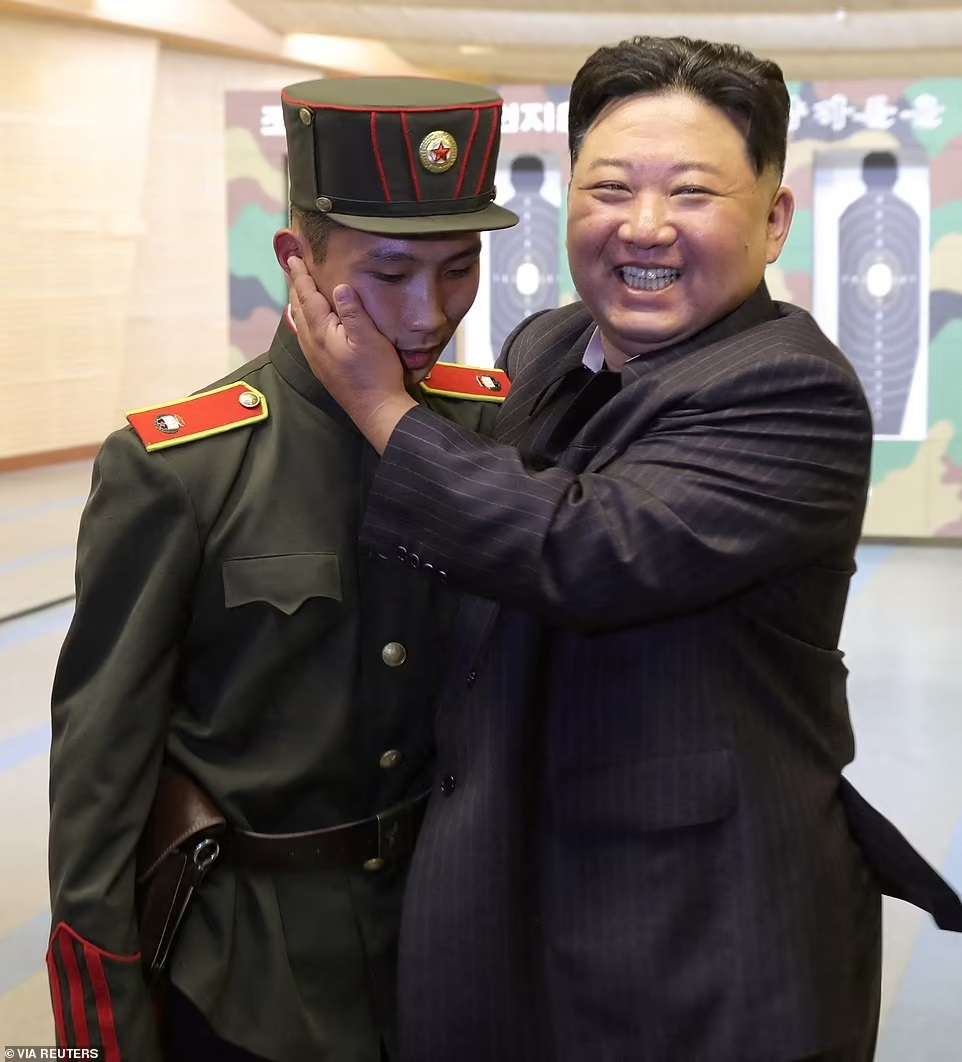 Dirangkul Kim Jong Un, Prajurit Korea Utara Malah Terlihat Ketakutan