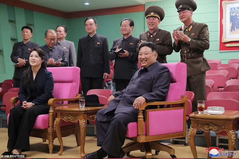 Dirangkul Kim Jong Un, Prajurit Korea Utara Malah Terlihat Ketakutan