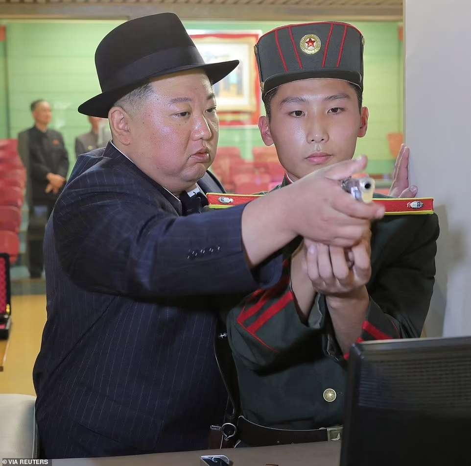 Dirangkul Kim Jong Un, Prajurit Korea Utara Malah Terlihat Ketakutan