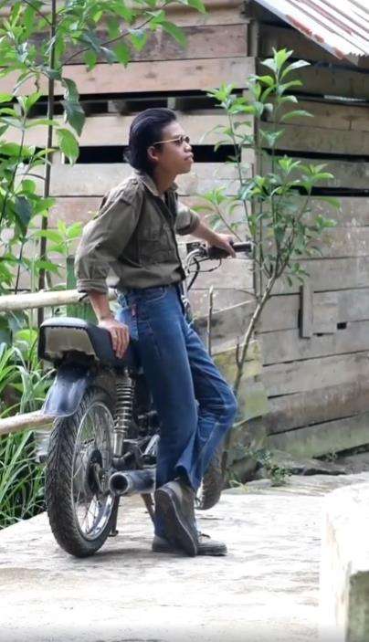 Kang Jupeng tampil dengan gaya khas pemuda tahun 70-an.