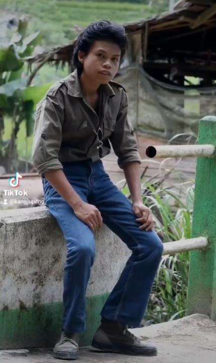 Kang Jupeng tampil dengan gaya khas pemuda tahun 70-an.