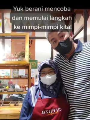 Pasangan suami istri yang membuka bisnis bersama.