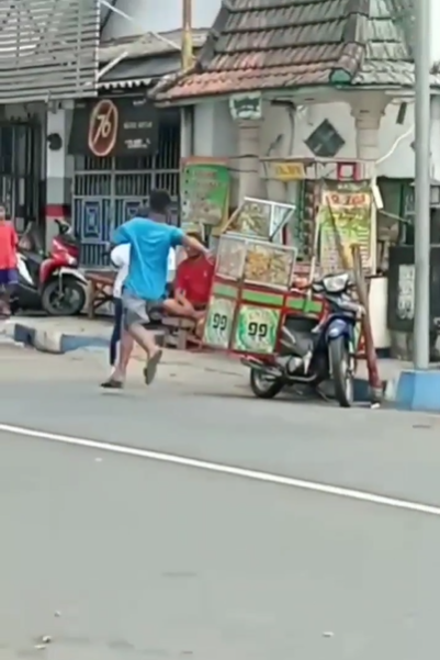 Bocil Putus Cinta di Pinggir Jalan, Aksi Kejar-kejaran bak Film Bollywood