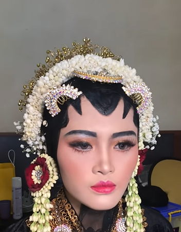MUA Curhat Riasannya Dihapus