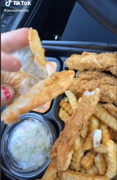 Beli Ayam Krispi, Wanita Ini Kaget Dapat Kertas Goreng