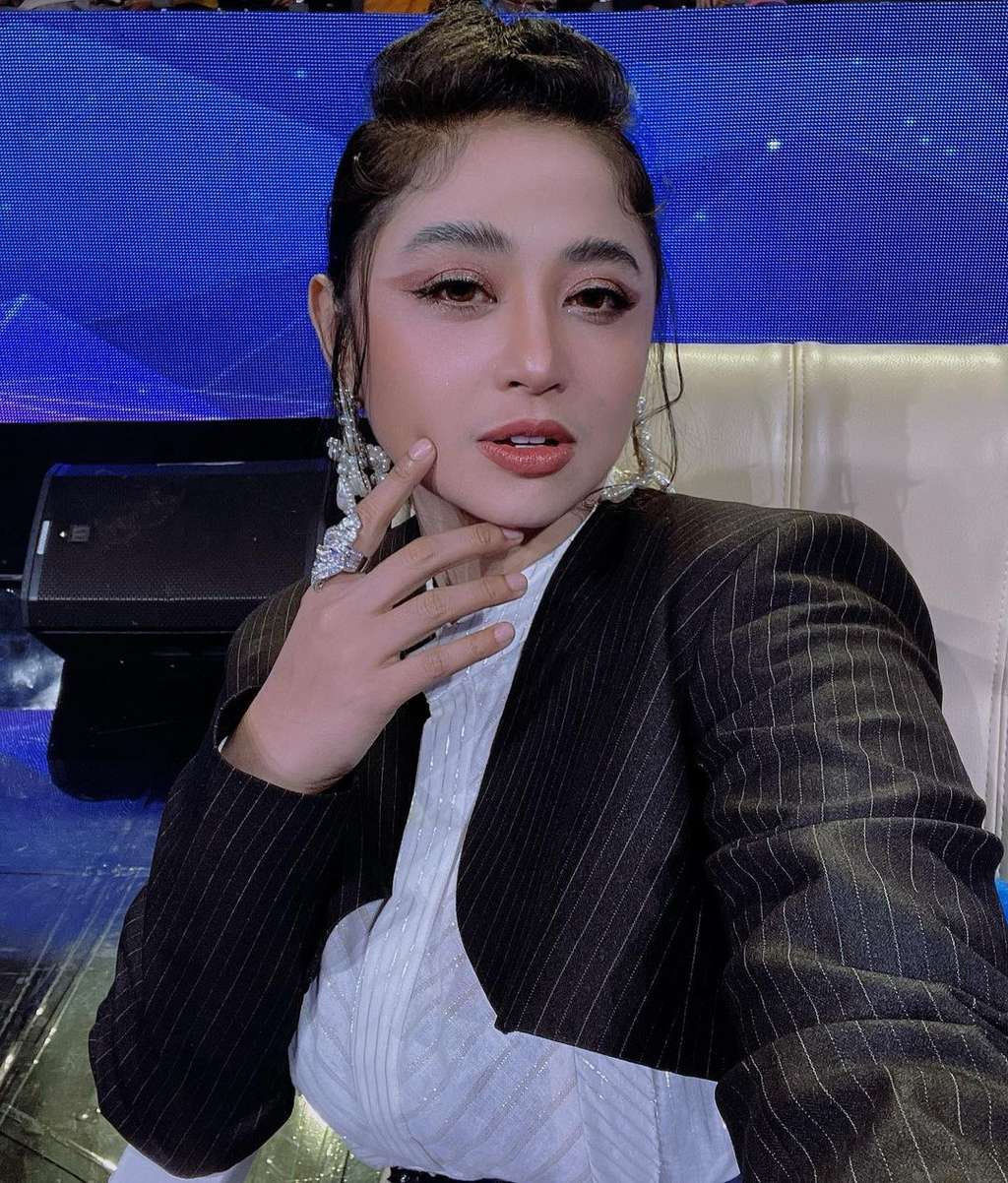 Dewi Perssik Dewi Perssik