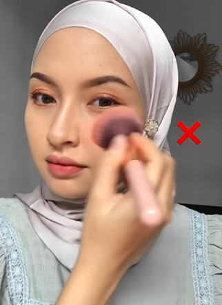 Memakai Blush