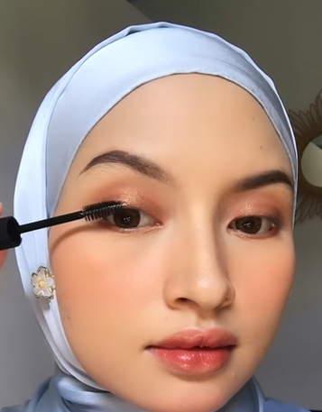 Memakai Serum Bulu Mata