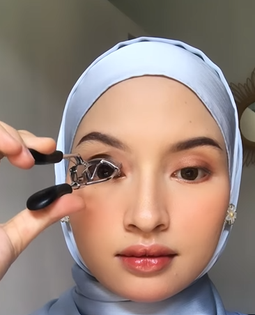 Menjepit Bulu Mata