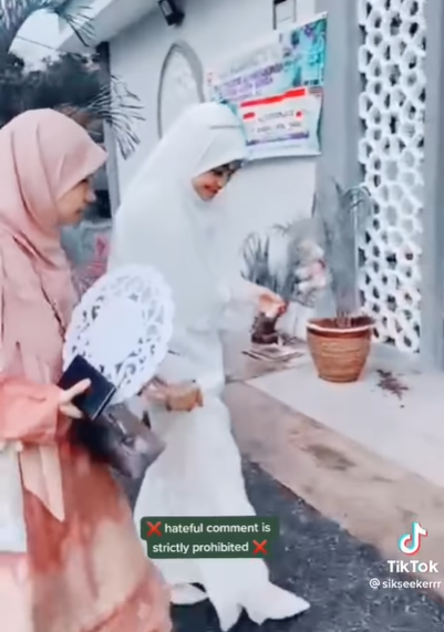 Hari Bahagia Terancam Batal, Mobil Pengantin Wanita Ini Terjebak Banjir