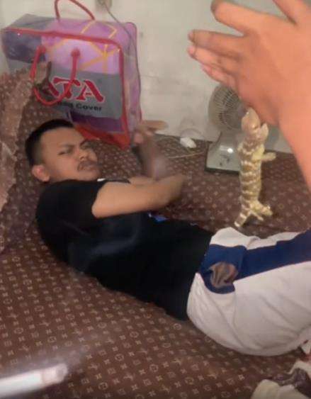Dua pria lepaskan gigitan tokek bikin gemas dan ngakak.
