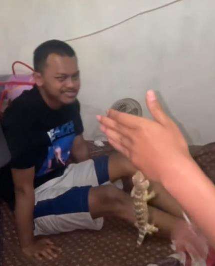 Dua pria lepaskan gigitan tokek bikin gemas dan ngakak.