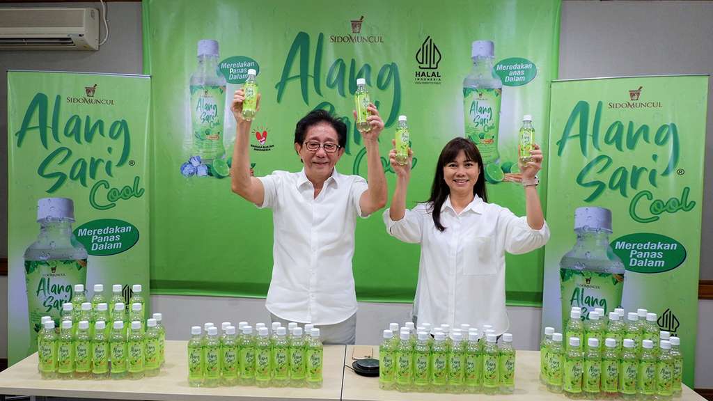 Direktur Sido Muncul, Irwan Hidayat bersama Head Of RTD Sido Muncul, Lita Tejaya saat Launching Produk Alang Sari Cool di Jakarta.