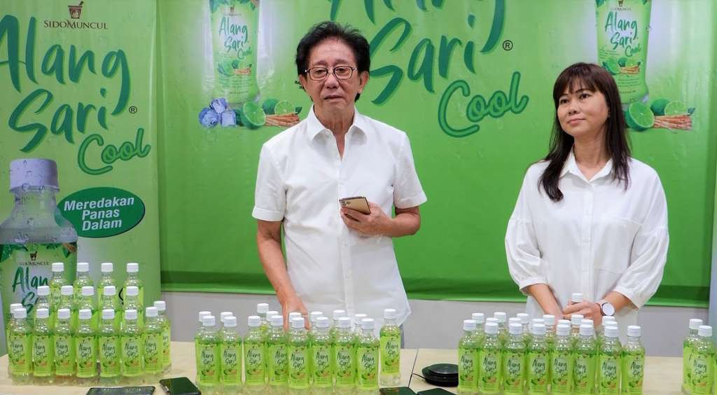 Direktur Sido Muncul, Irwan Hidayat bersama Head Of RTD Sido Muncul, Lita Tejaya saat Launching Produk Alang Sari Cool di Jakarta.