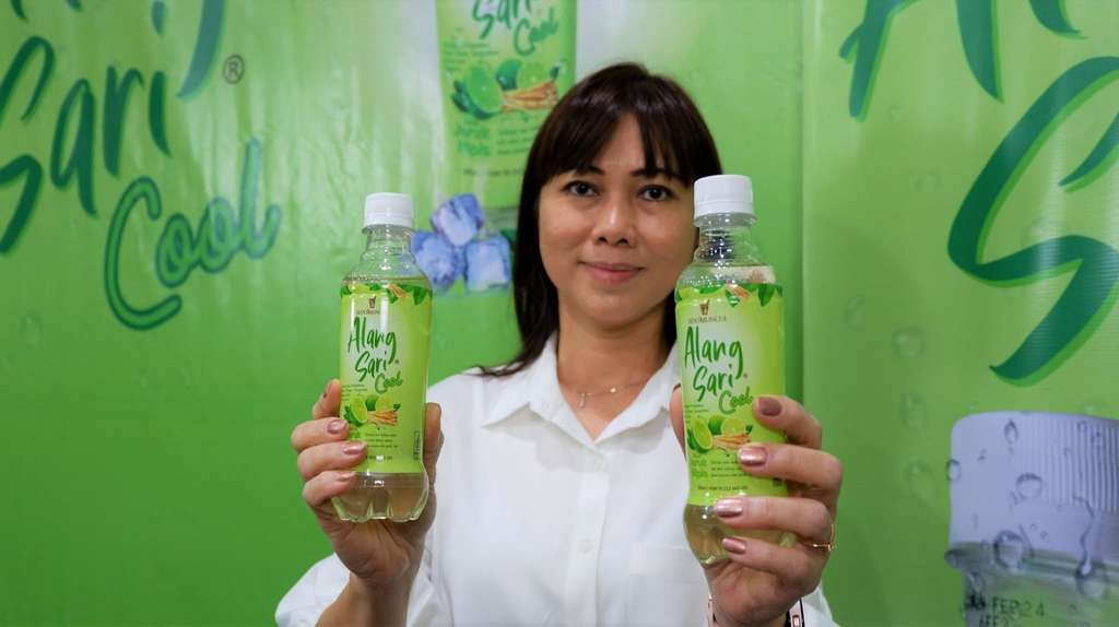 Head of RTD Sido Muncul, Lita Tejaya menunjukkan produk terbaru Alang Sari Cool.