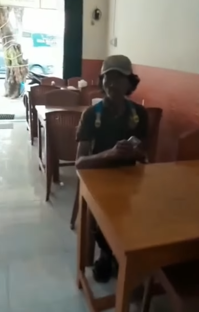 Pria Diduga ODGJ Beli Makanan Pakai Kertas Koran