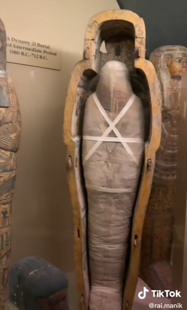 Pria Ini Tunjukan Isi Museum Mumi