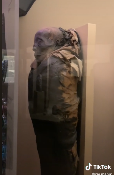 Pria Ini Tunjukan Isi Museum Mumi