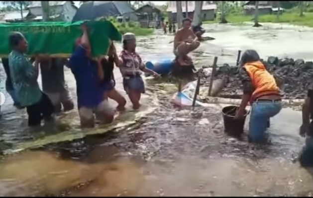 Viral Pemakaman Jenazah Saat Banjir