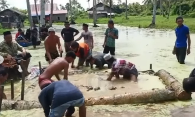 Viral Pemakaman Jenazah Saat Banjir