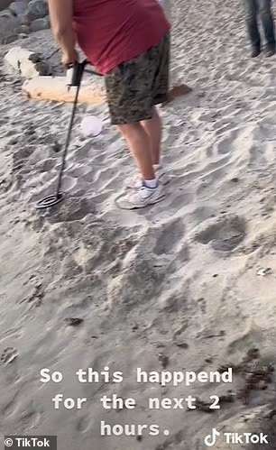 Niat Romantis Melamar Kekasih di Pantai, Cincin Malah Hilang di Pasir