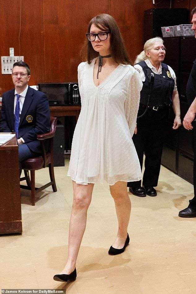 Anna Delvye alias Anna Sorokin saat disidang