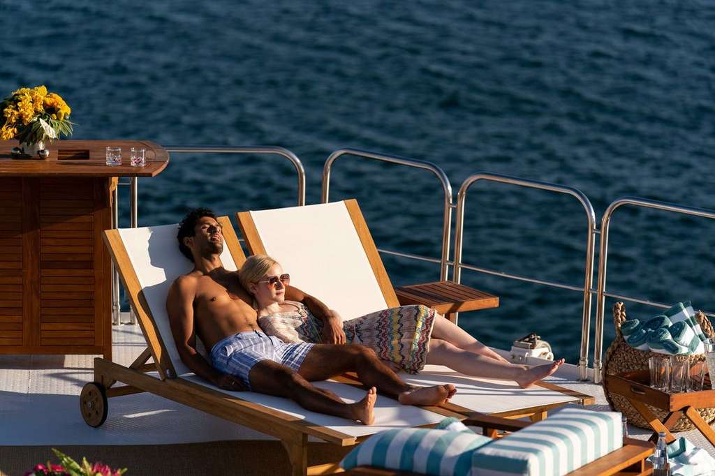 Anna dan Chase berleha-leha di kapal pesiar