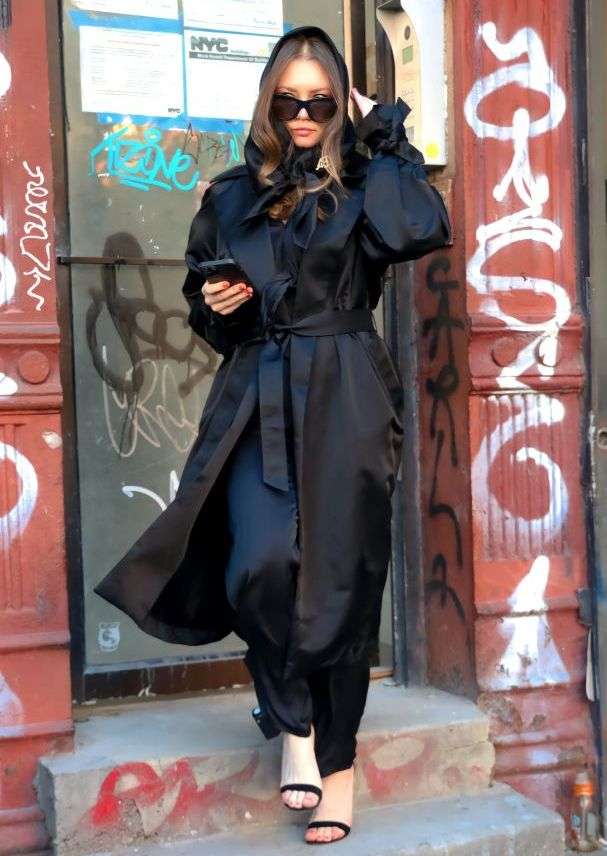 Anna Delvey ketika diambil fotonya saat keluar dari apartemen