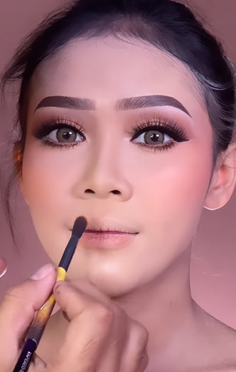 Memakai Blush di Bibir