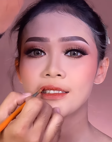 Memakai Lipstik