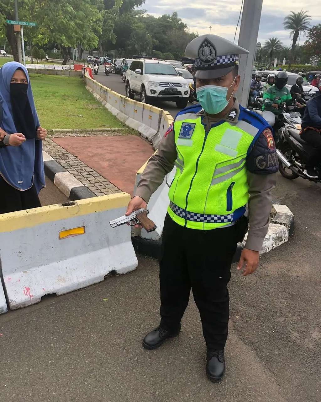 Seorang Wanita Kedapatan Bawa Pistol Terobos Kawasan Istana