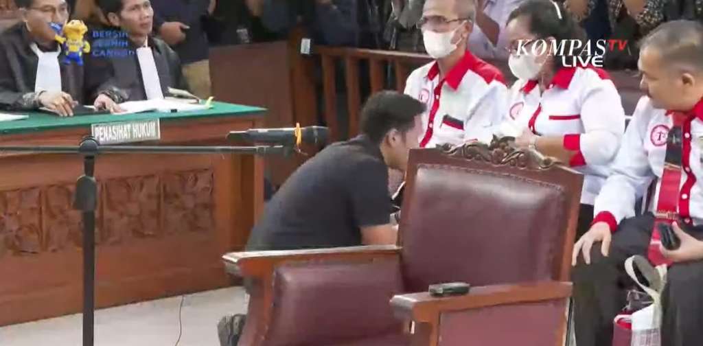 Momen Bharada E Sungkem Cium Tangan Orangtua Brigadir J sebelum Sidang Dimulai
