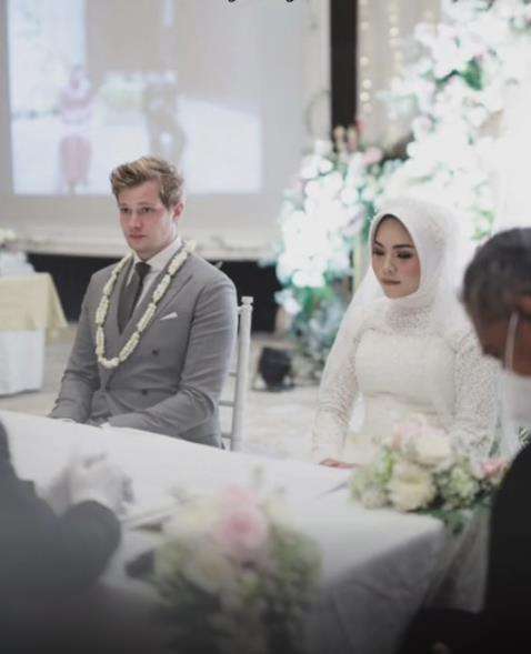 Dicibir tak pantas dapat suami bule, jawaban wanita ini bikin diam seribu bahasa.