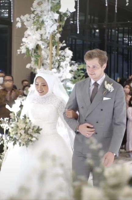 Dicibir tak pantas dapat suami bule, jawaban wanita ini bikin diam seribu bahasa.