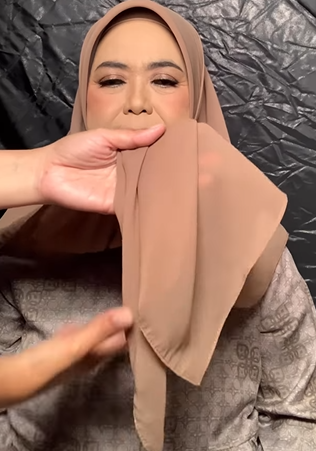 Memakai Hijab Segiempat