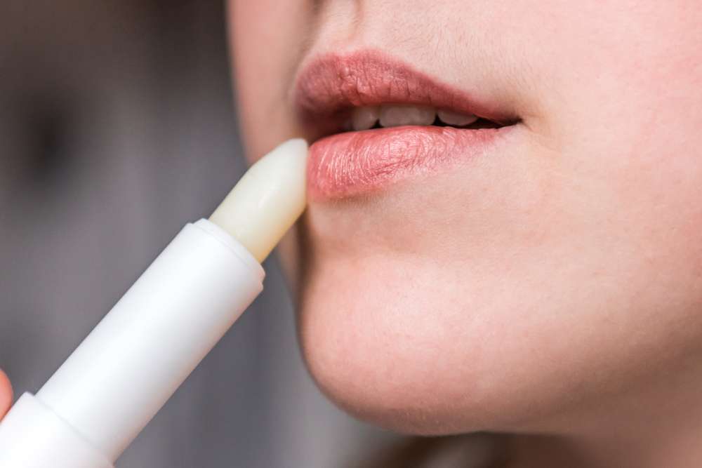 Memakai Lip Balm