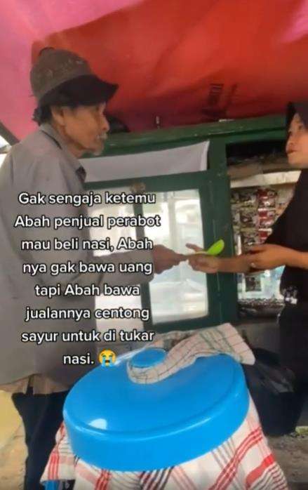 Tak punya uang buat beli makan, abah terpaksa tukar pakai centong sayur dagangannya.
