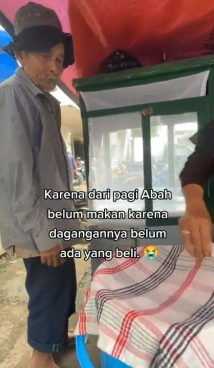 Tak punya uang buat beli makan, abah terpaksa tukar pakai centong sayur dagangannya.
