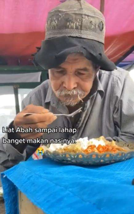 Tak punya uang buat beli makan, abah terpaksa tukar pakai centong sayur dagangannya.