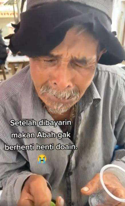 Tak punya uang buat beli makan, abah terpaksa tukar pakai centong sayur dagangannya.
