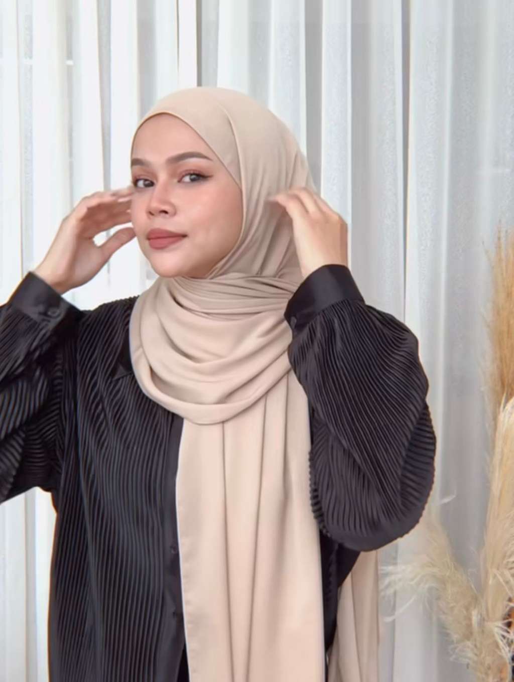 4 Warna Kerudung Wajib Punya, Biar Mudah Mix and Match