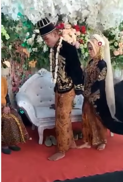 Auto Ngakak! Bukannya Sungkem, Pengantin Pria Ini Malah Sujud ke Orangtua